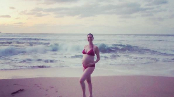 Anne Hathaway, in spiaggia col pancione (Instagram)