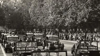 Una sfilata delle jeep militari della Polizia tra fine anni 40 e inizio anni 50