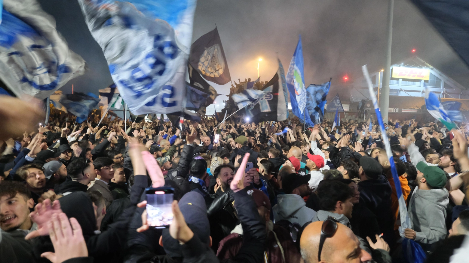 Napoli, la festa dopo la vittoria contro la Juventus a Capodichino (Ansa)