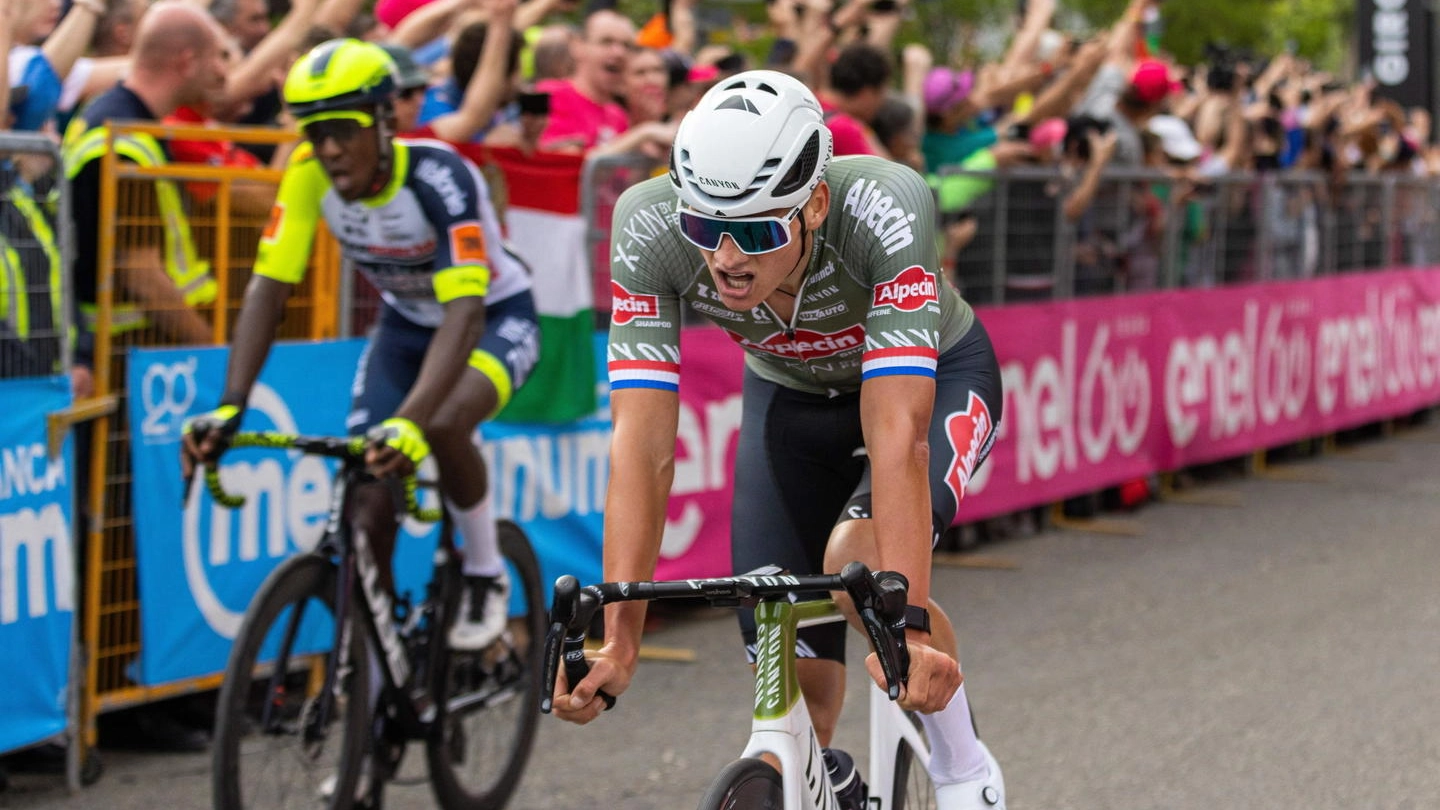 Mathieu van der Poel taglia il traguardo della prima tappa del Giro d'Italia 2022 (Ansa)