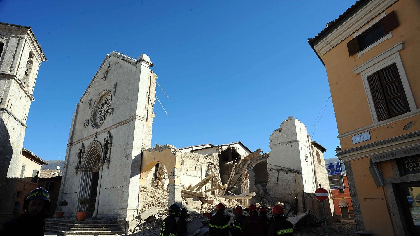 Crollata per il terremoto la basilica di San Benedetto a Norcia (Lapresse)