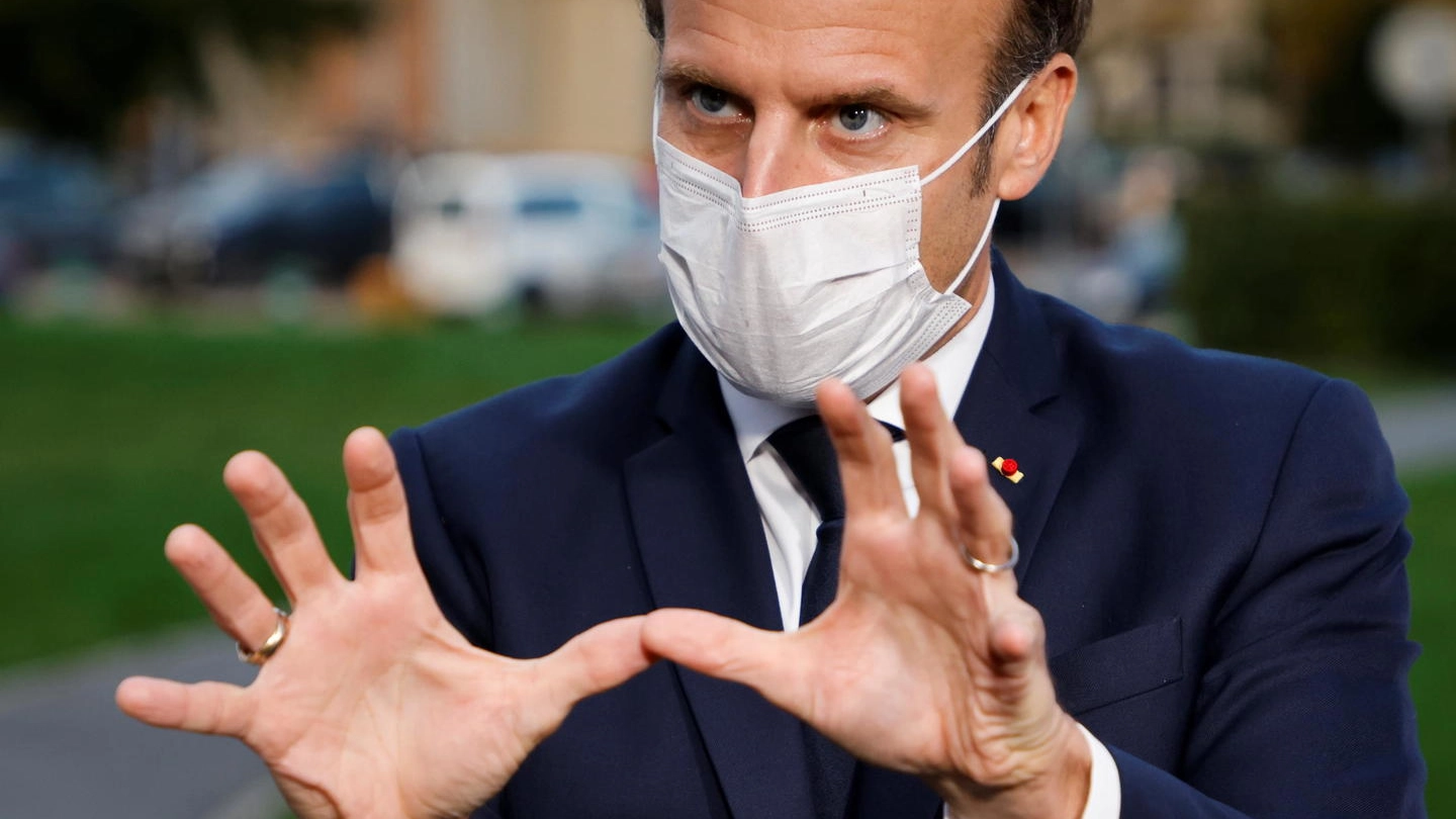 Emmanuel Macron in visita in un ospedale vicino Parigi (Ansa)