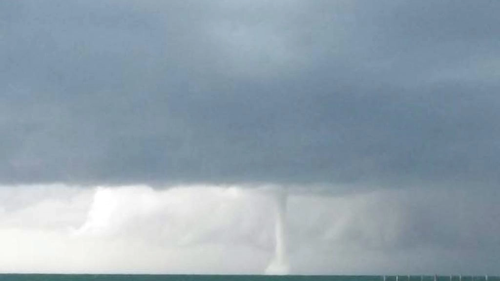 Previsioni meteo: sarà maltempo. Nella foto una tromba marina a Fiumicino (Ansa)