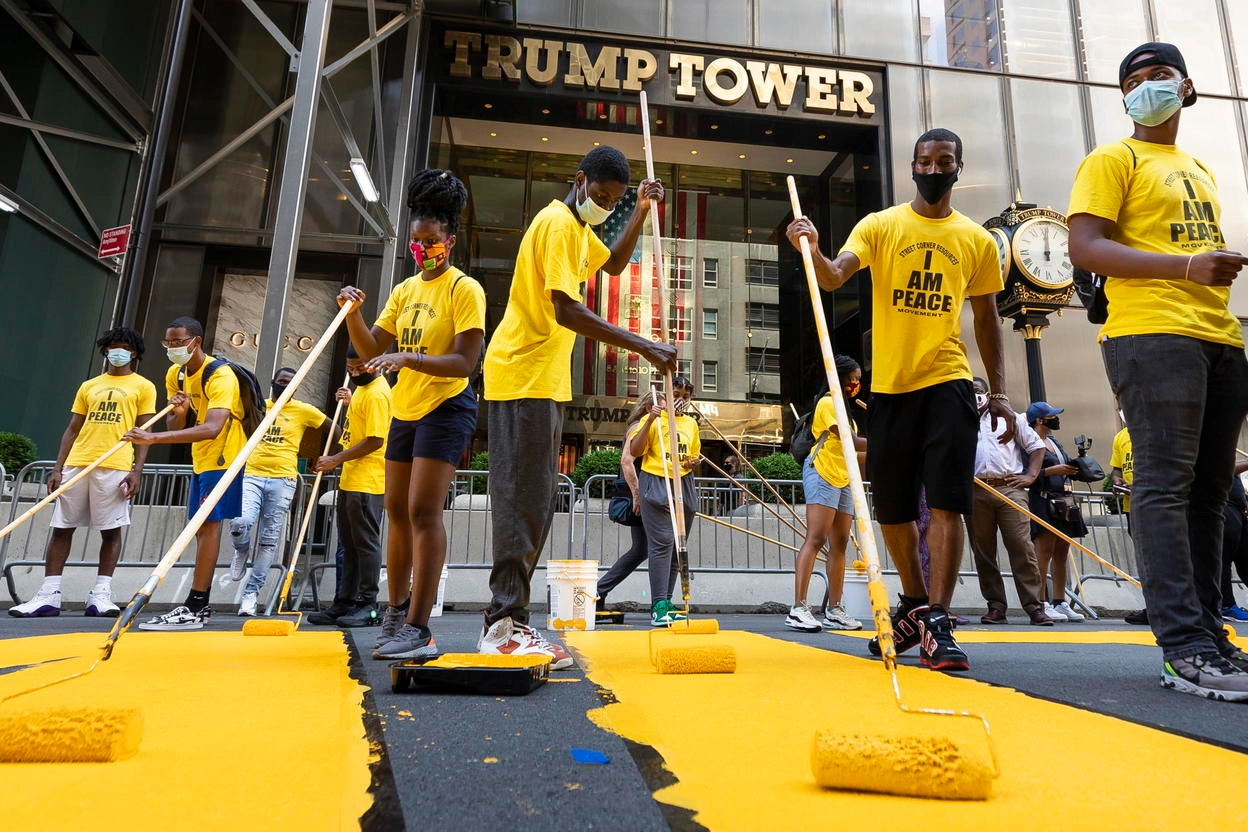 La scritta Black Lives Matter davanti alla Trump Tower (Ansa)