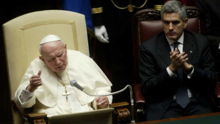 14 novembre 2002: Papa Wojtyla a Montecitorio invitato dal Presidente della Camera Casini