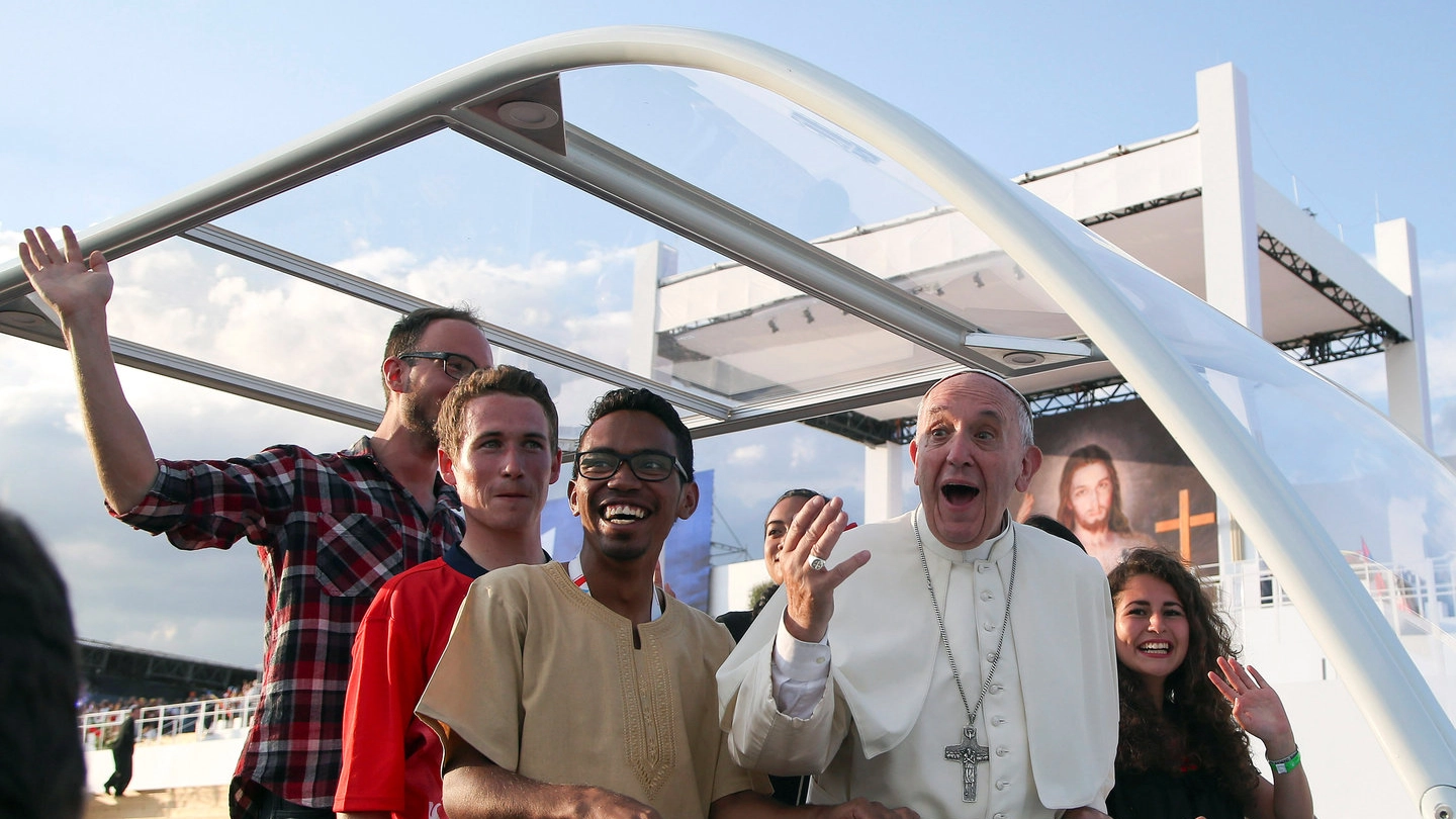 Papa Francesco a Cracovia fa salire alcuni giovani sulla Papamobile (Lapresse)