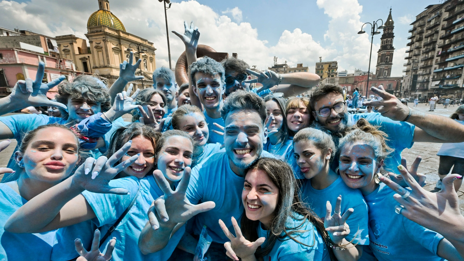Studenti a Napoli si colorano d'azzurro per festa scudetto