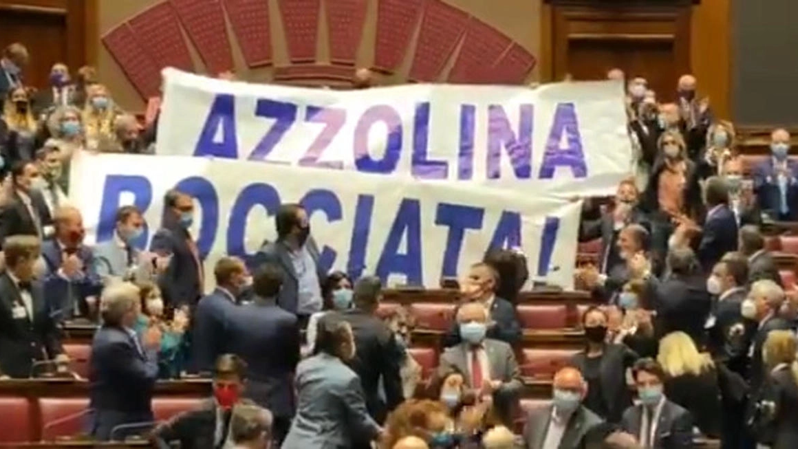 Acuola, striscione della Lega contro la ministra Azzolina (Ansa)