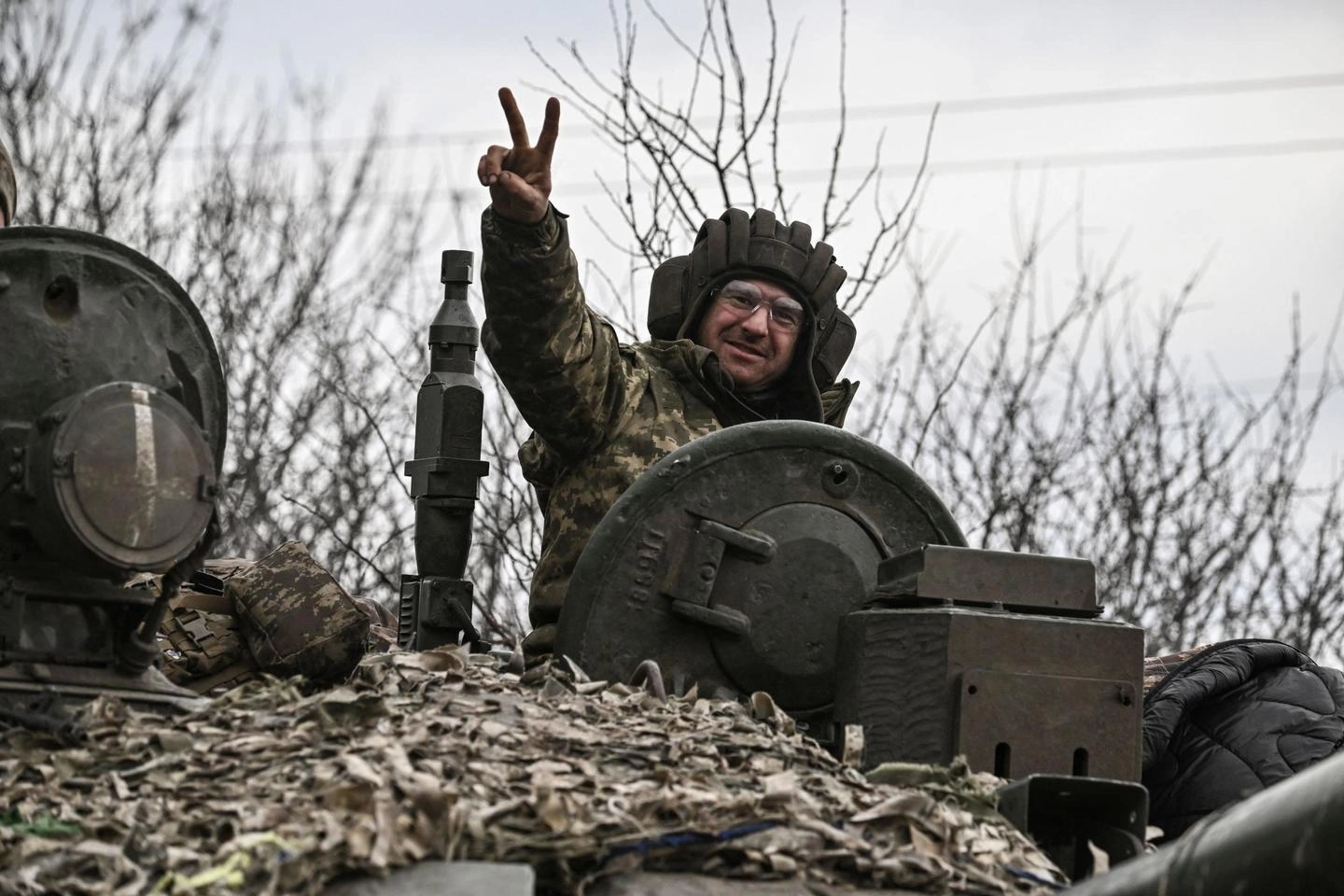 Soldato ucraino indica "vittoria" mentre va verso il fronte di Bakhmut (Ansa)