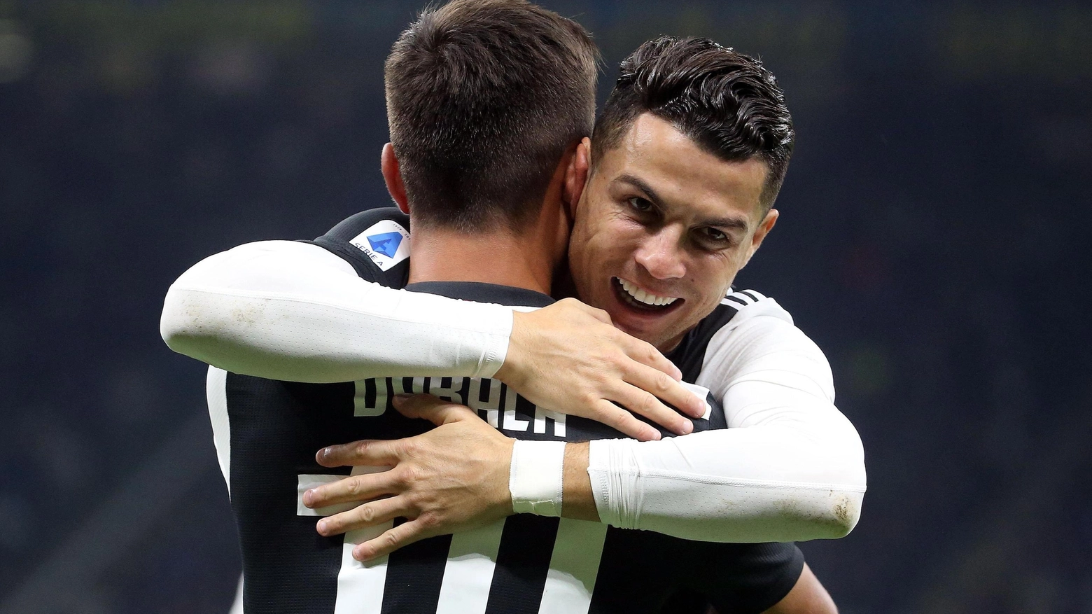 Un abbraccio fra Dybala e Ronaldo