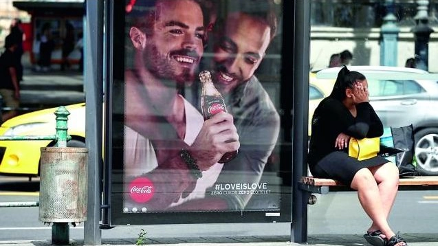 Il poster della Coca-Cola in Ungheria: "Zero zuccheri, zero pregiudizi"