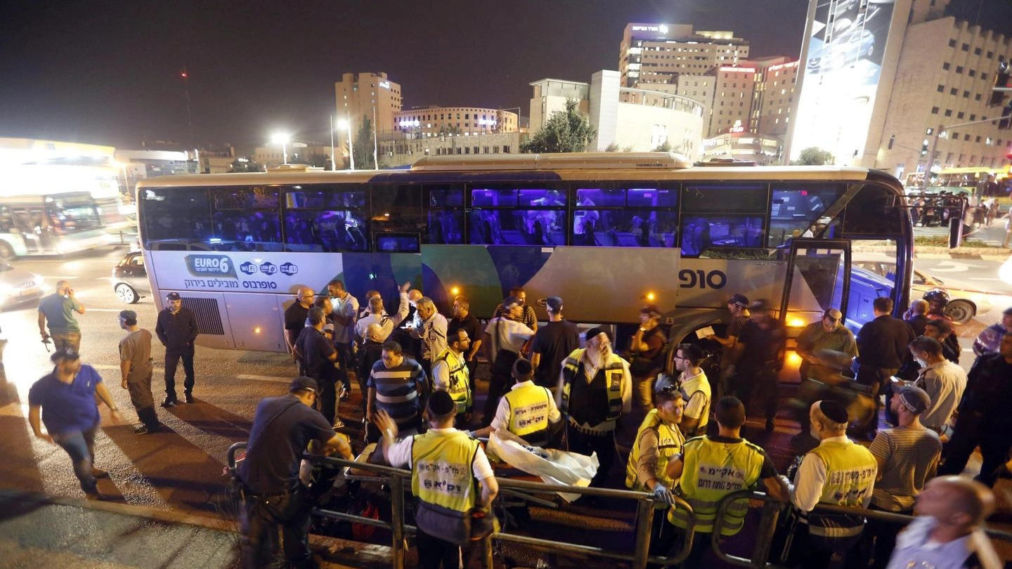La polizia israeliana sul bus dell'aggressione a Gerusalemme Est (Ansa)