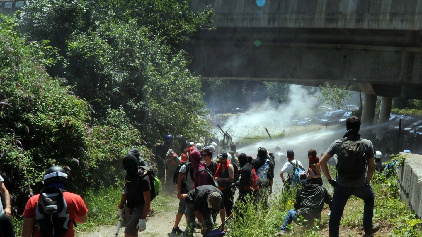 No tav, scontro manifestanti-polizia al cantiere di Chiomonte (Lapresse)