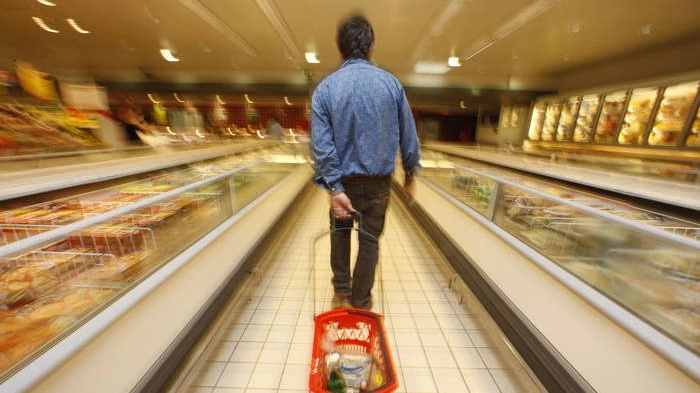 Un uomo al supermercato (Olycom)