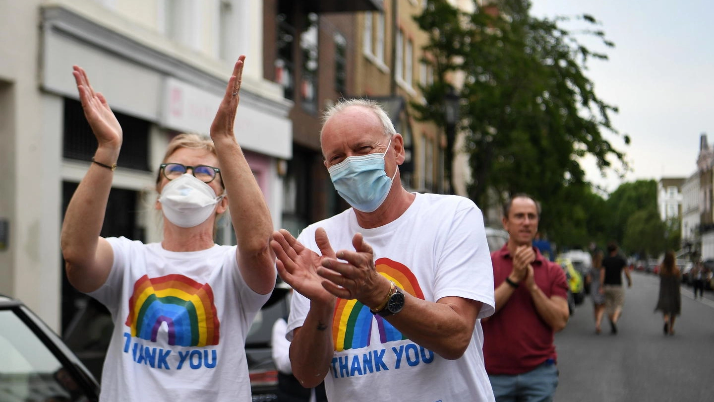 Londra, passanti applaudono i sanitari britannici (Ansa)