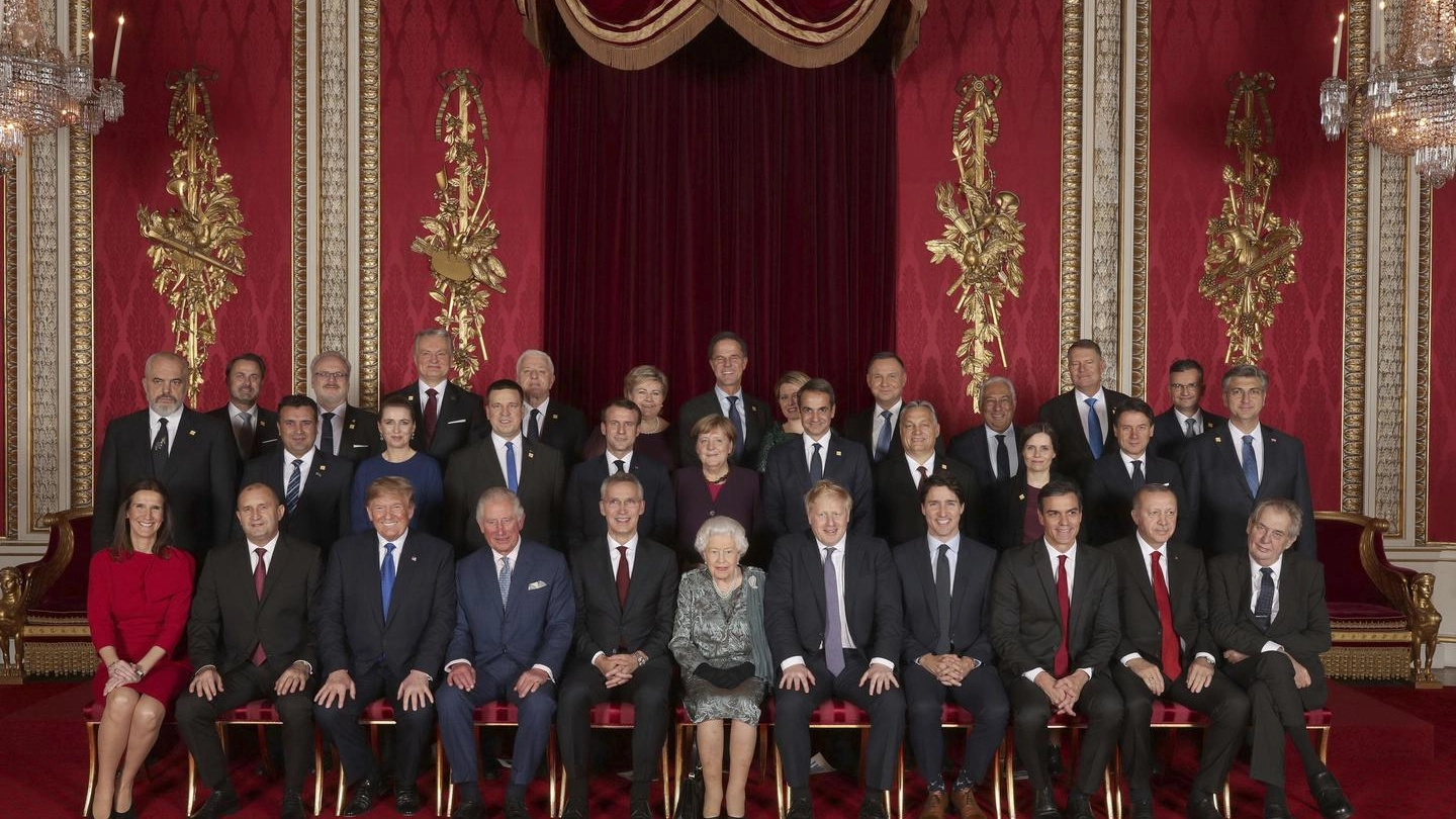 Foto di gruppo dei leader dei Paesi Nato con Elisabetta II e il principe Carlo (Ansa)