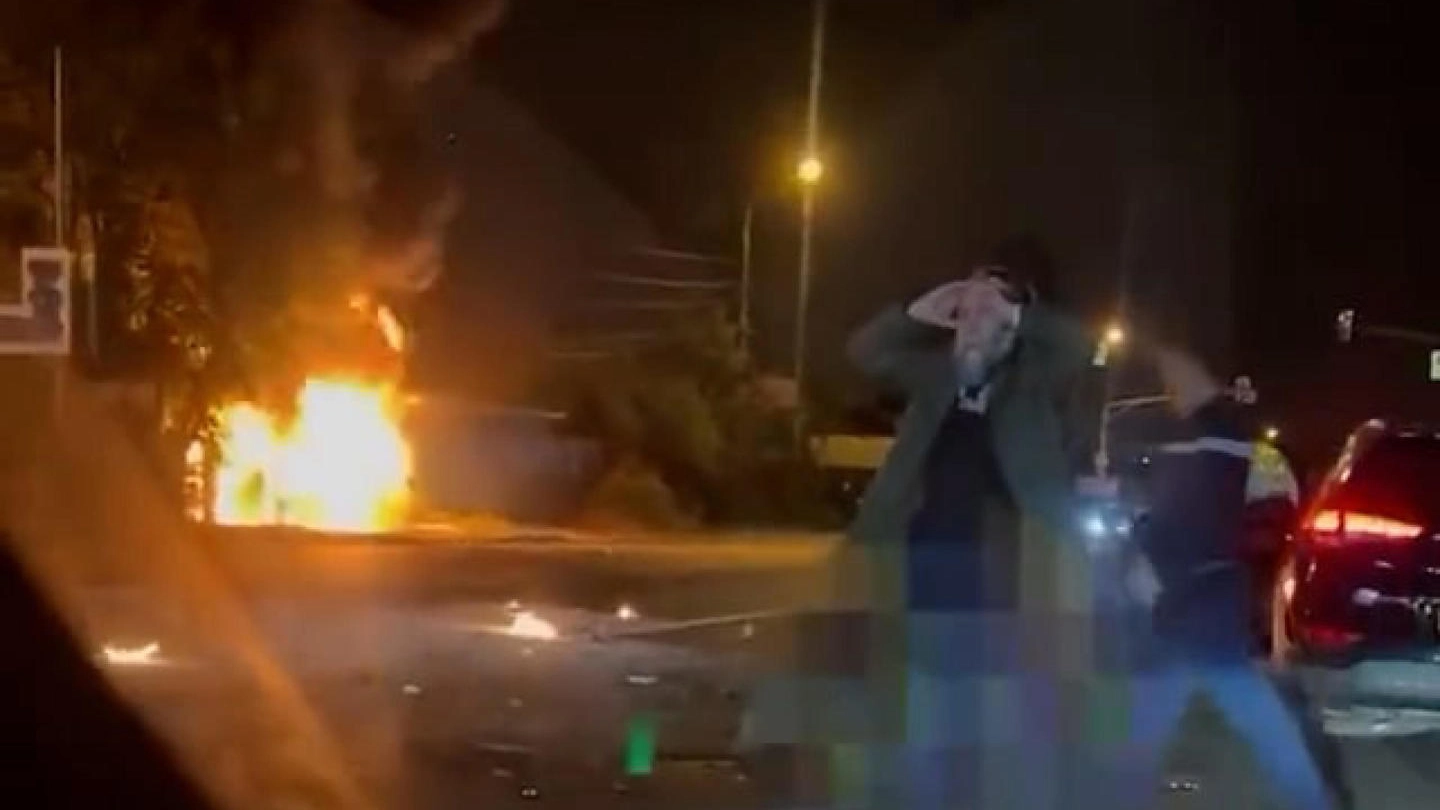 Alexander Dugin davanti all'auto in fiamme della figlia (Ansa / Twitter)