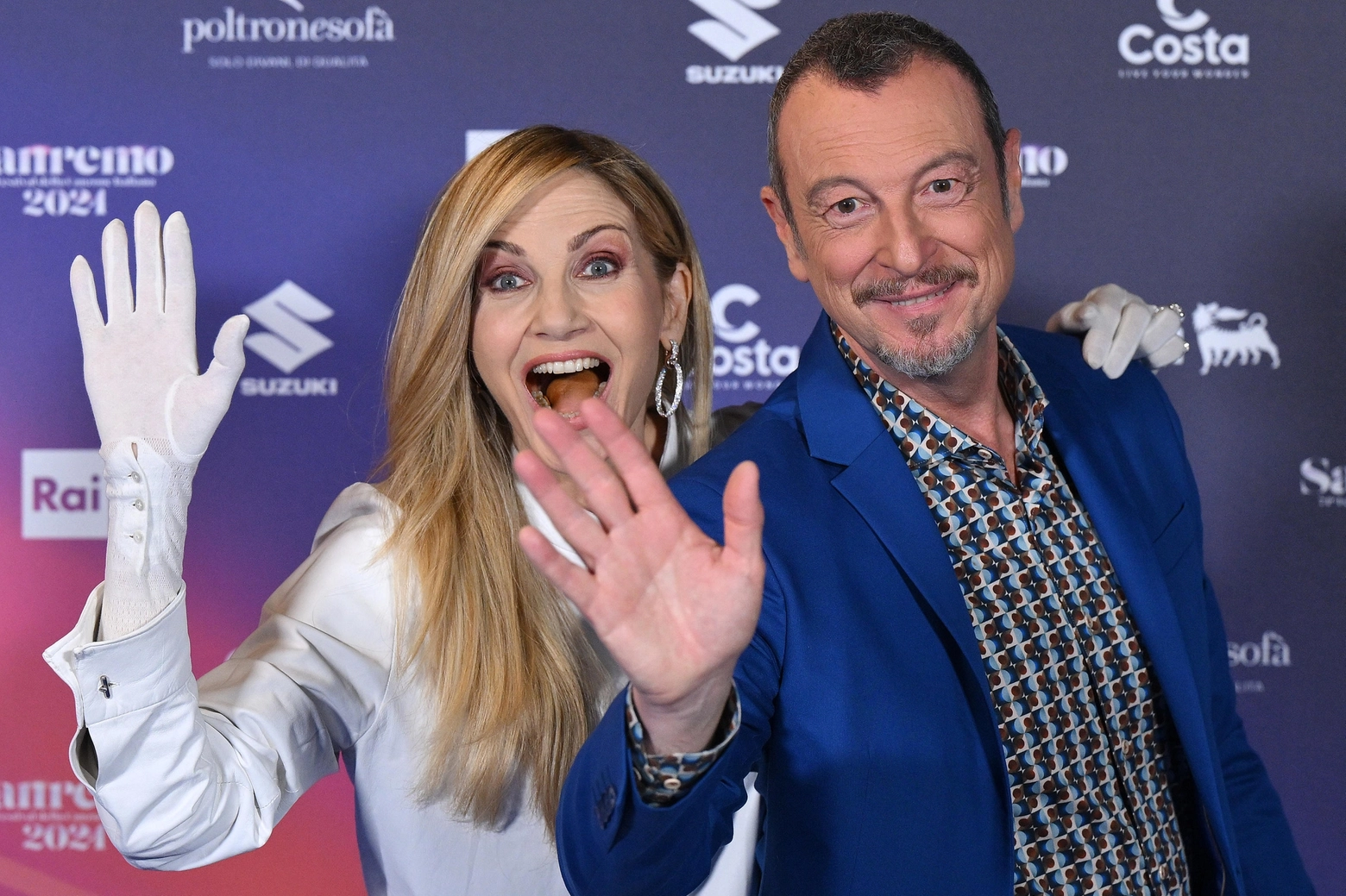 Amadeus e Lorella Cuccarini presentano la quarta serata di Sanremo (Ansa)