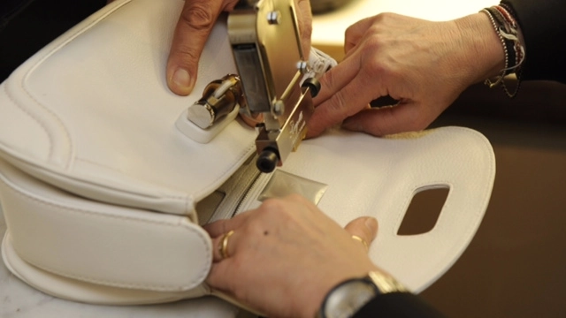 Un artigiano di Gucci personalizza una borsa