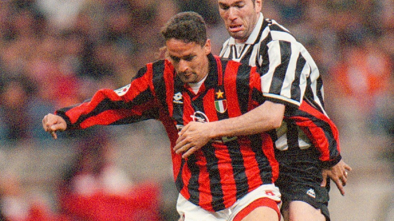 Roberto Baggio contrastato da Zinedine Zidane durante Milan-Juve del 1997