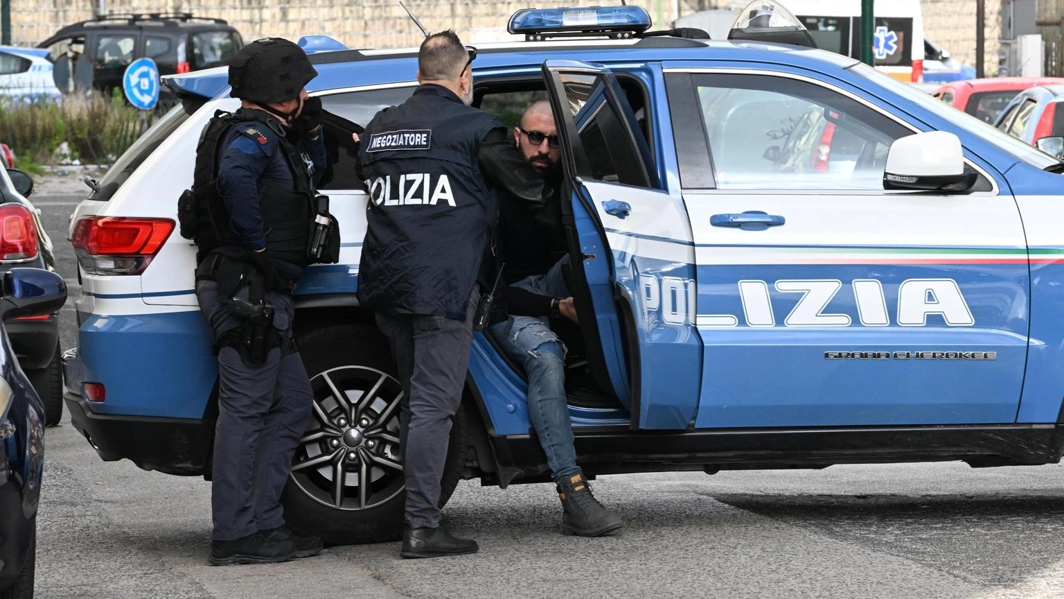 Uomo armato barricato in casa a Napoli