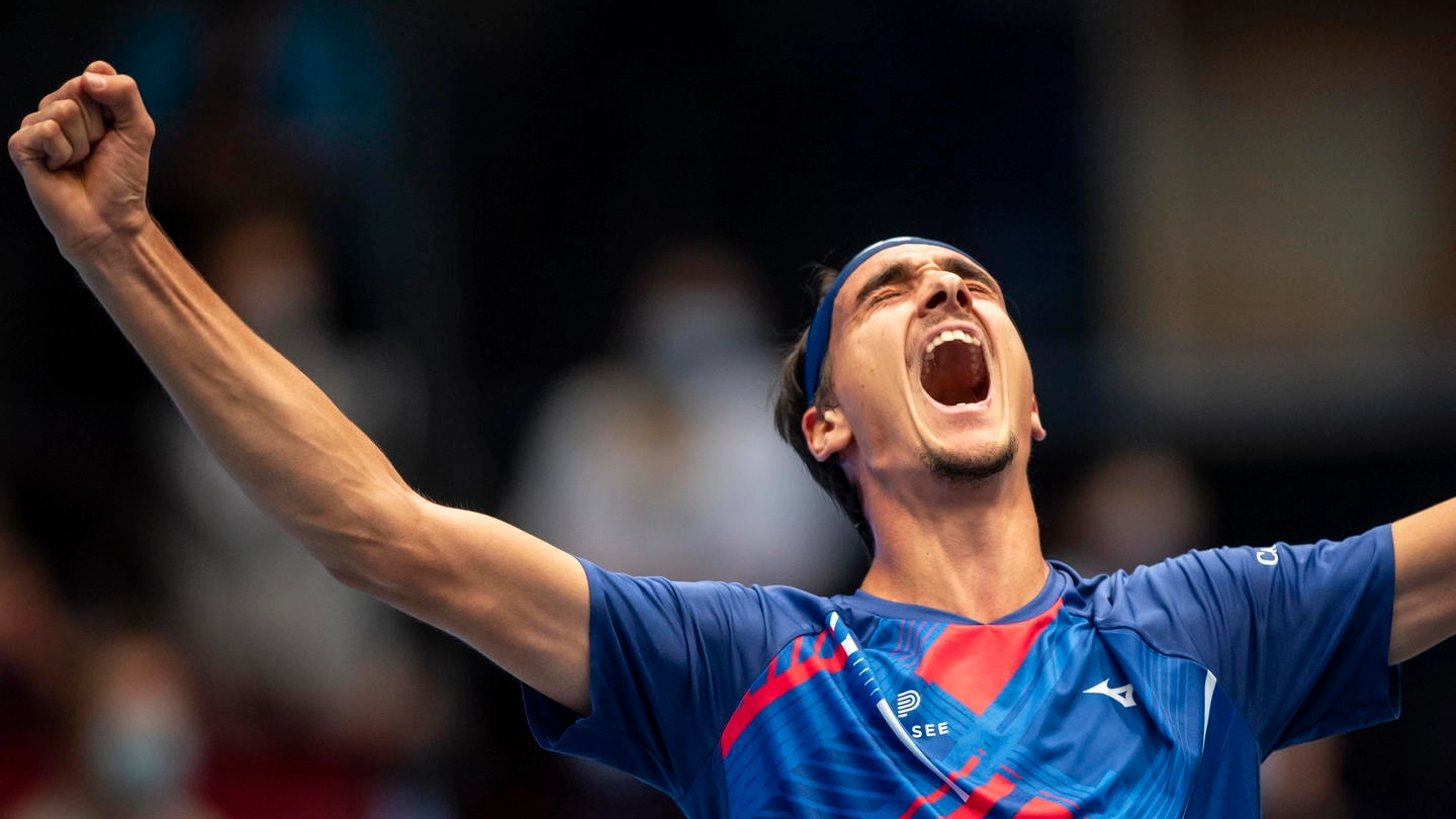 La gioia di Lorenzo Sonego dopo aver battuto Djokovic (Ansa)
