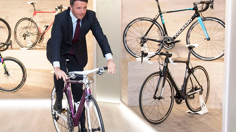 Matteo Renzi in visita alla Colnago, vicino Milano (ImagoEc)