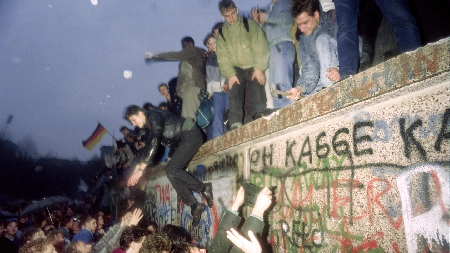 Cade il muro di Berlino: 9 novembre 1989 (Lapresse)