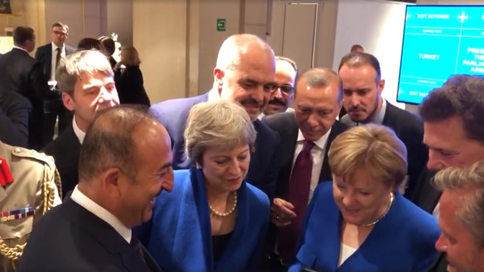 Theresa May, Edi Rama, Recep Erdoğan, Angela Merkel guardano la partita