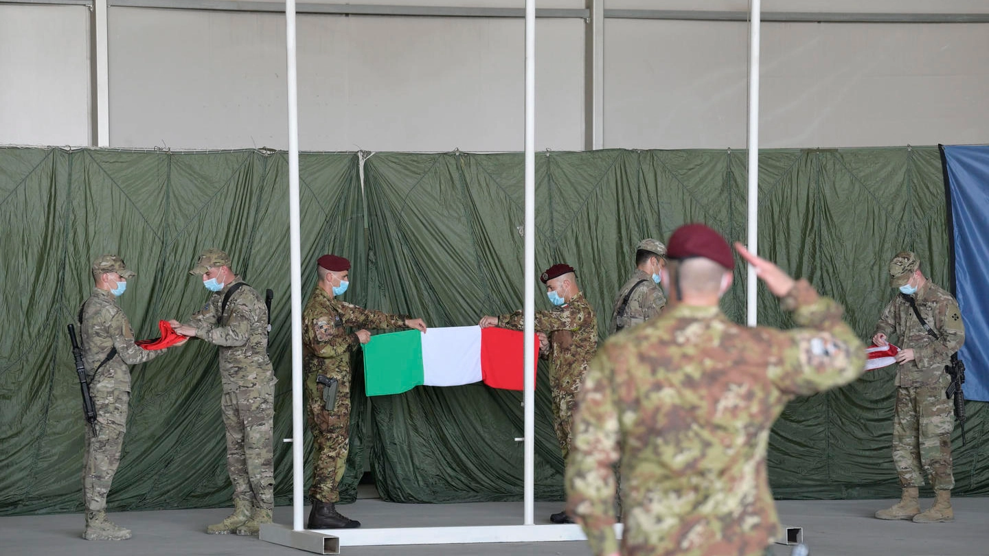 La cerimonia di ammaina-bandiera che segna la fine della missione italiana in Afghanistan 