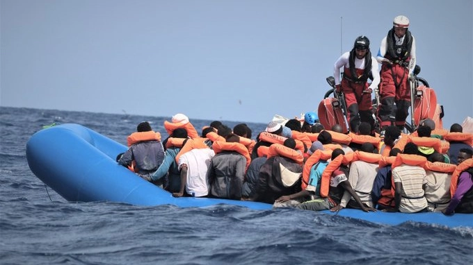 Migranti soccorsi in mare (Dire)