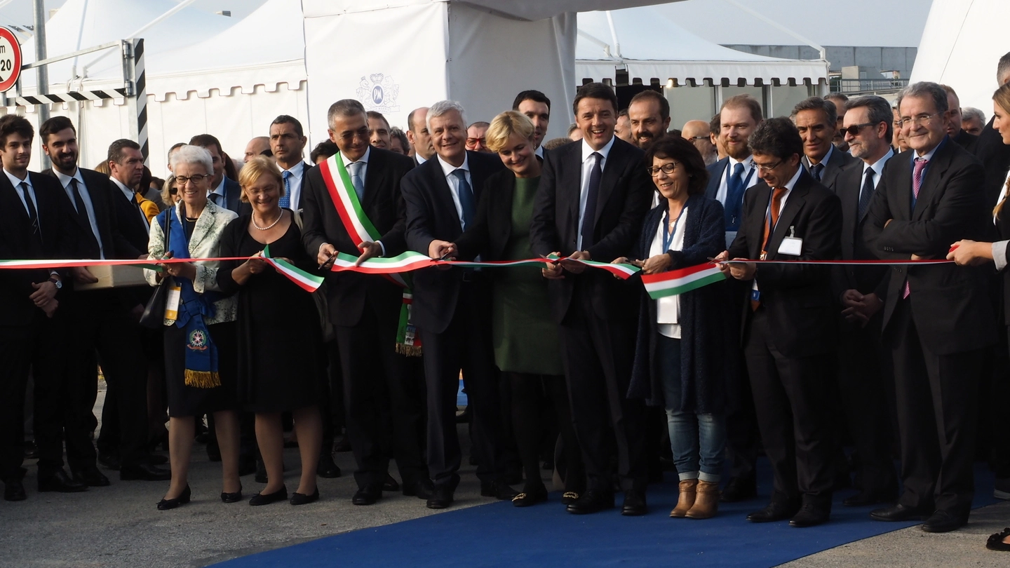 Il taglio del nastro dello stabilimento col premier Renzi (Foto Schicchi)