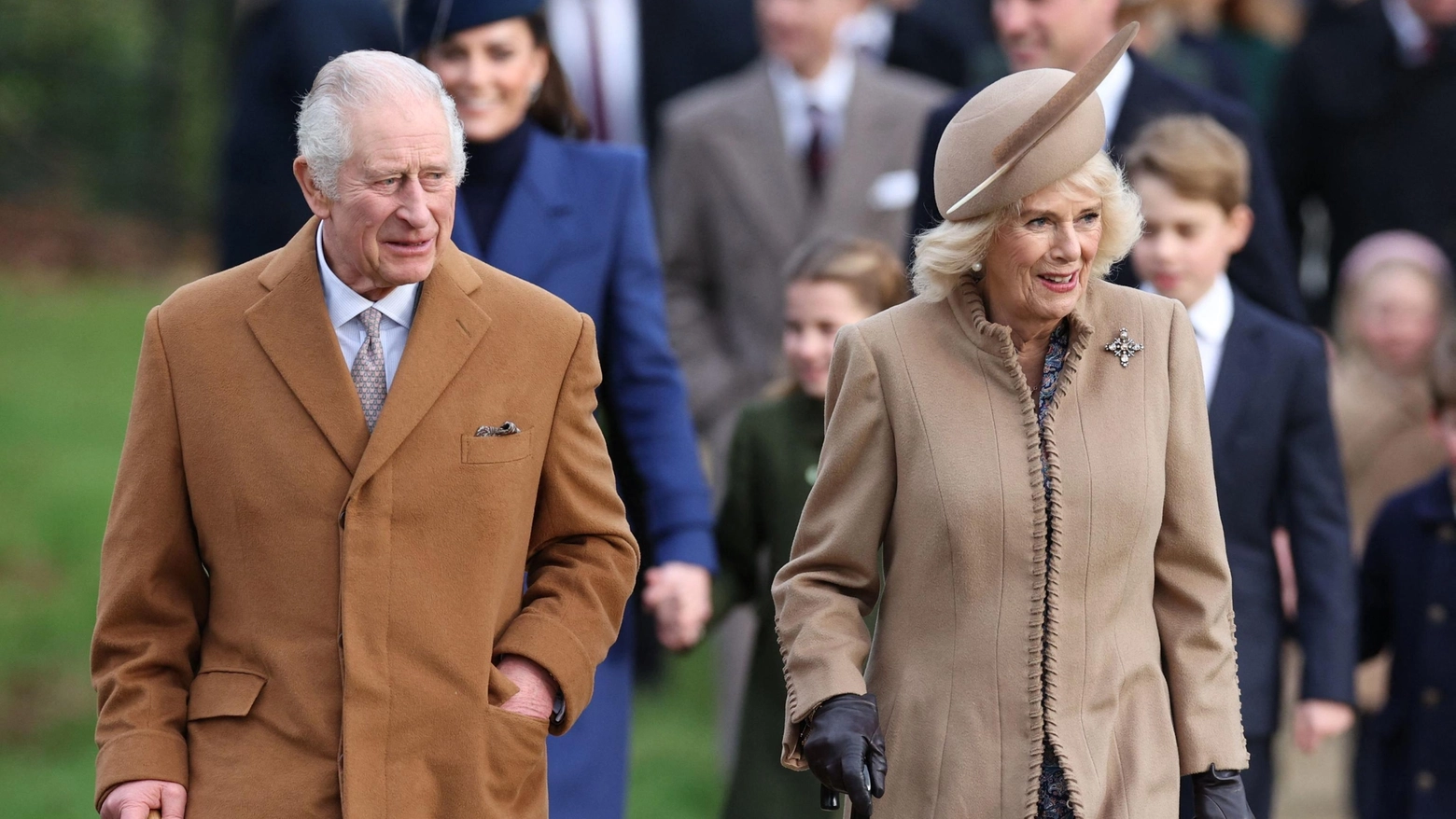 Re Carlo e la regina Camilla guidano il corteo della famiglia reale verso la chiesa a Sandringham (Ansa)