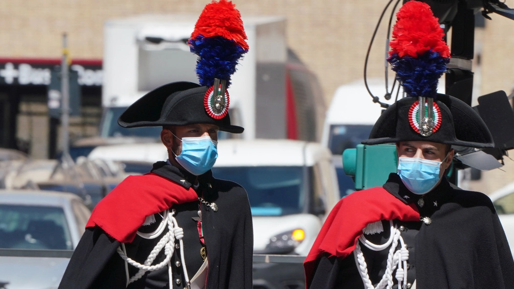 Carabinieri con la mascherina davanti al Senato (foto Imagoeconomica)