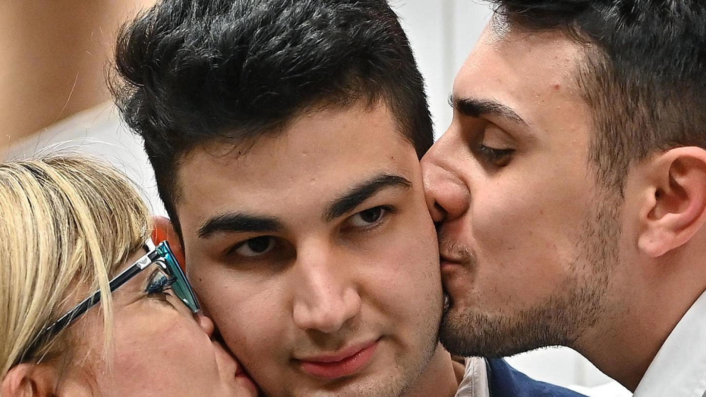 Alex Pompa, 20 anni, baciato dalla madre Maria Cotoia e dal fratello Loris