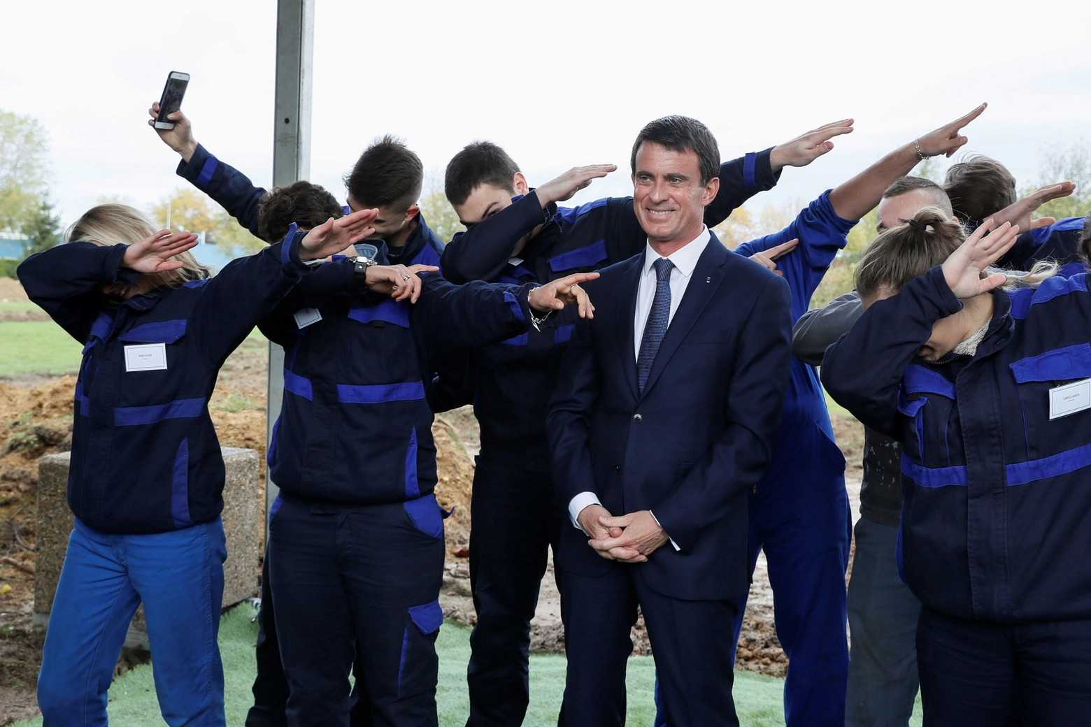 Giovani di un istituto professionale fanno la dab con il premier Manuel Valls (Afp)