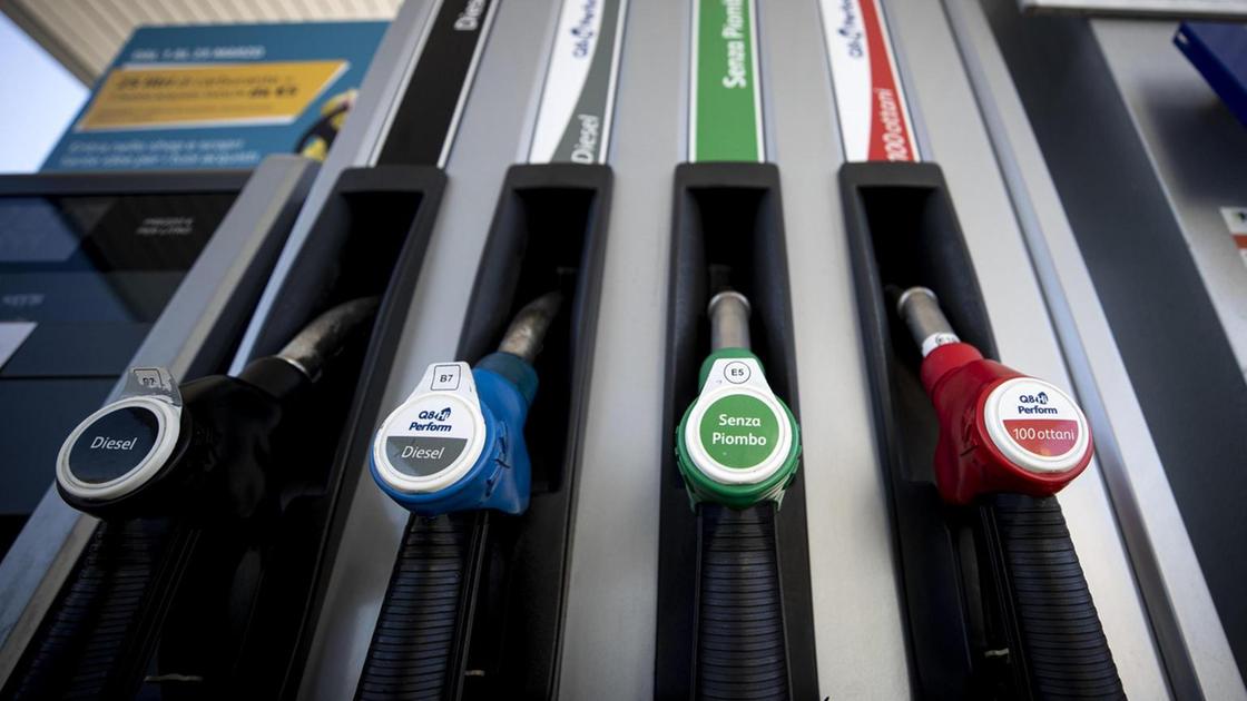 Carburanti in lieve calo, verde self a 1,865 euro al litro