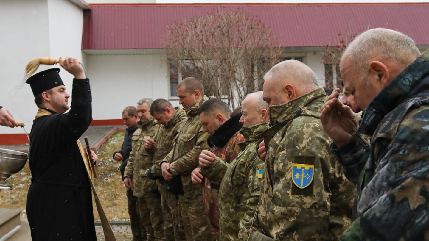 La benedizione dei volontari dell’esercito ucraino prima della partenza per il fronte