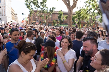 Roma Pride tra festa e polemiche: “Siamo un milione”. Chi c’era tra i politici