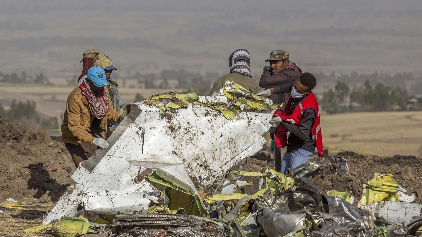 Rottami del Boeing 737 Max 8 dell'Ethiopian Airlines (Ansa Ap)