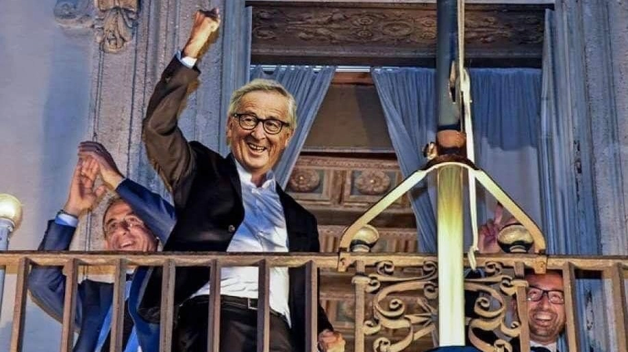 Juncker sul balcone di Palazzo Chigi, parodia della foto originale con Di Maio 