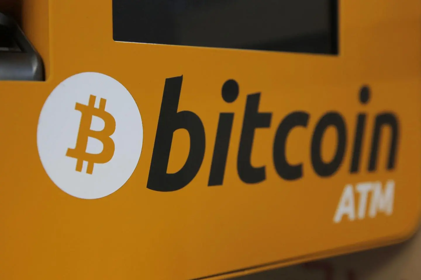 Crollo Bitcoin, sotto gli 11mila dollari. Bruciati 121 miliardi in 24 ore