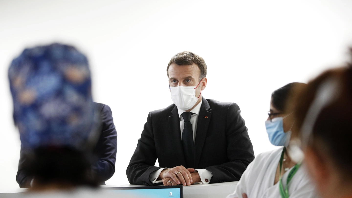 Emmanuel Macro in un reparto di terapia intensiva in un ospedale vicino a Parigi (Ansa)
