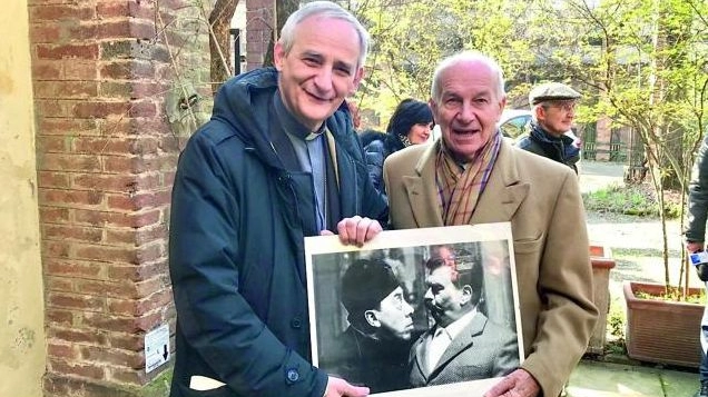 Monsignor Zuppi e Fausto bertinotti con una foto di Peppone e Don Camillo