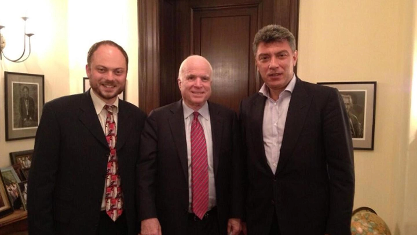 Vladimir Kara-Murza (s) con John McCain e Boris Nemtsov (Ansa)