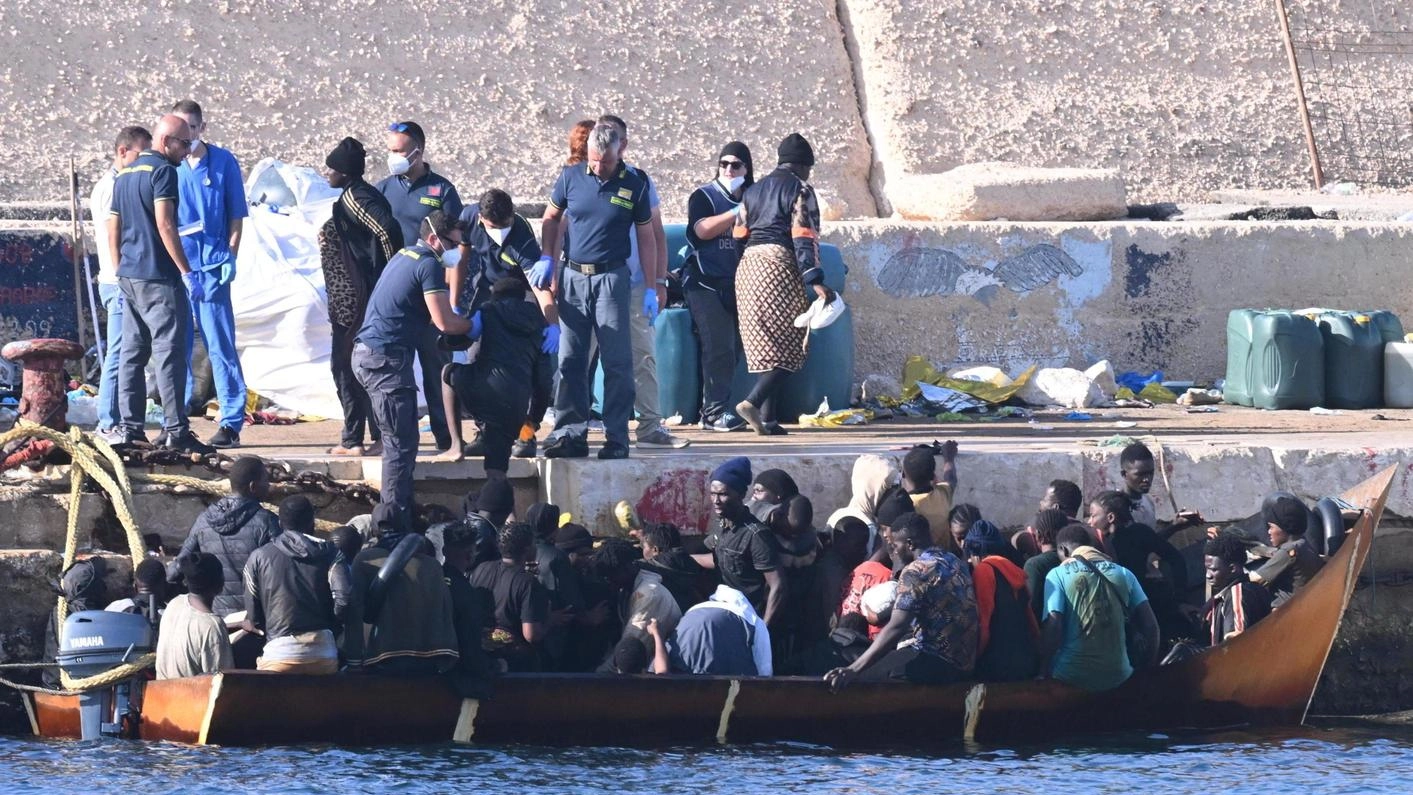 Caos e proteste a Lampedusa. Von der Leyen e Meloni sull’isola: "Qui per metterci la faccia"