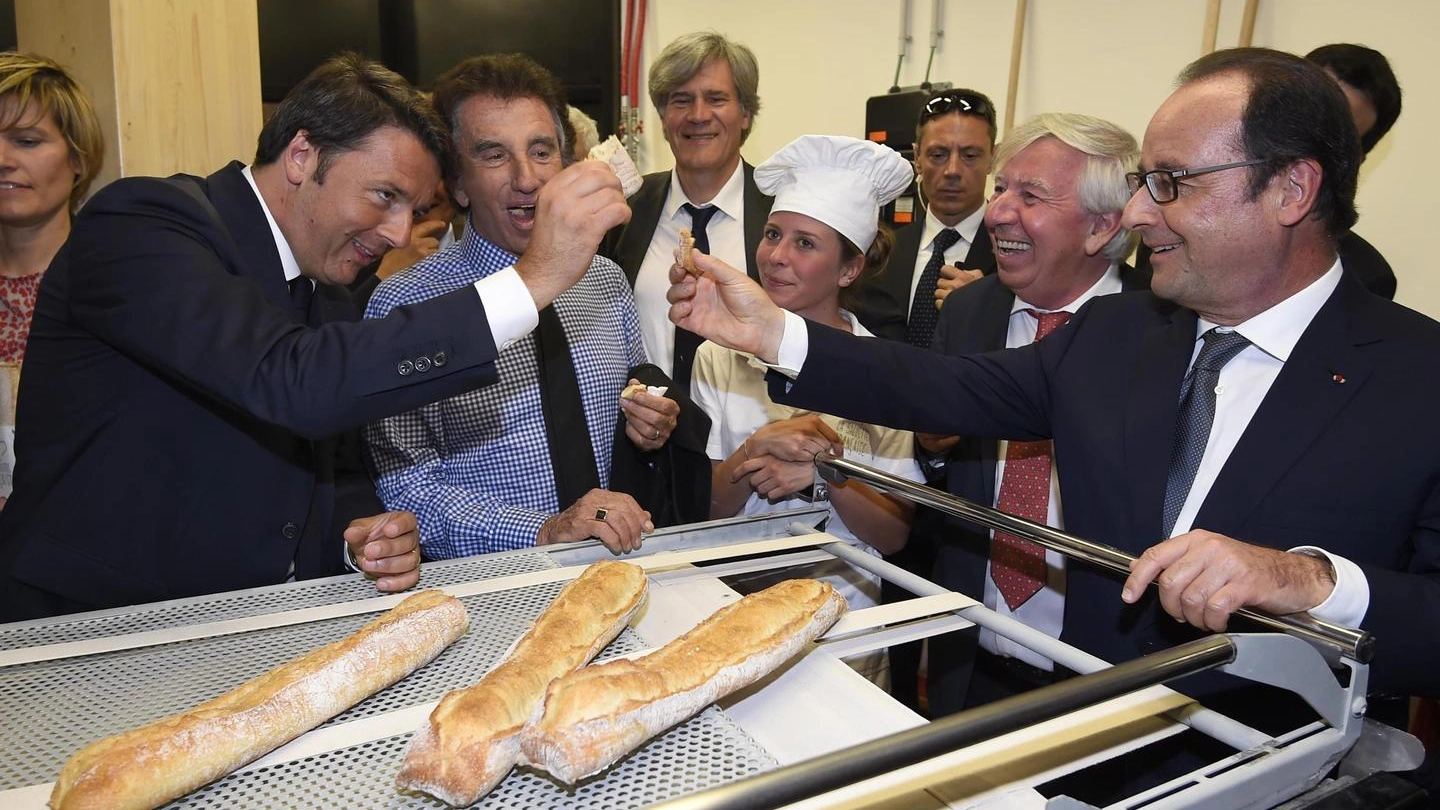 Renzi, Hollande e le baguette di Expo (Ansa)