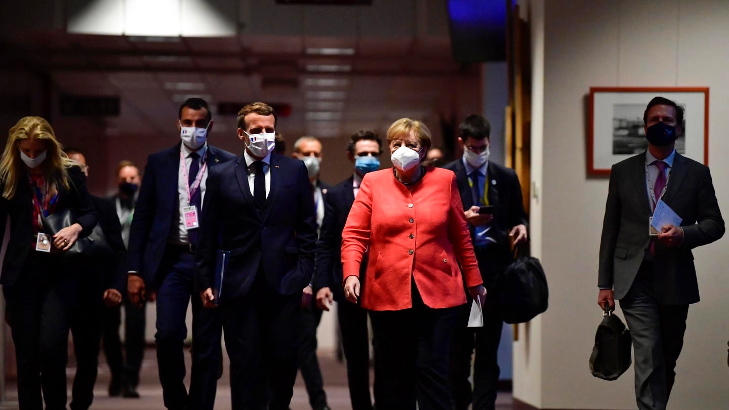 Emmanuel Macron e Angela Merkel a Bruxelles (Ansa)