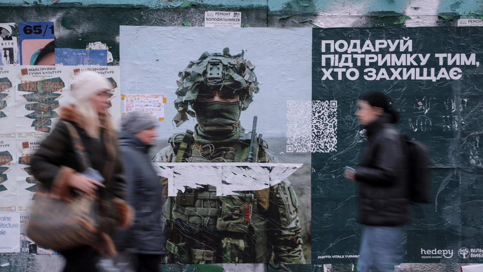 Kiev, un poster ritrae un soldato ucraino (Ansa)