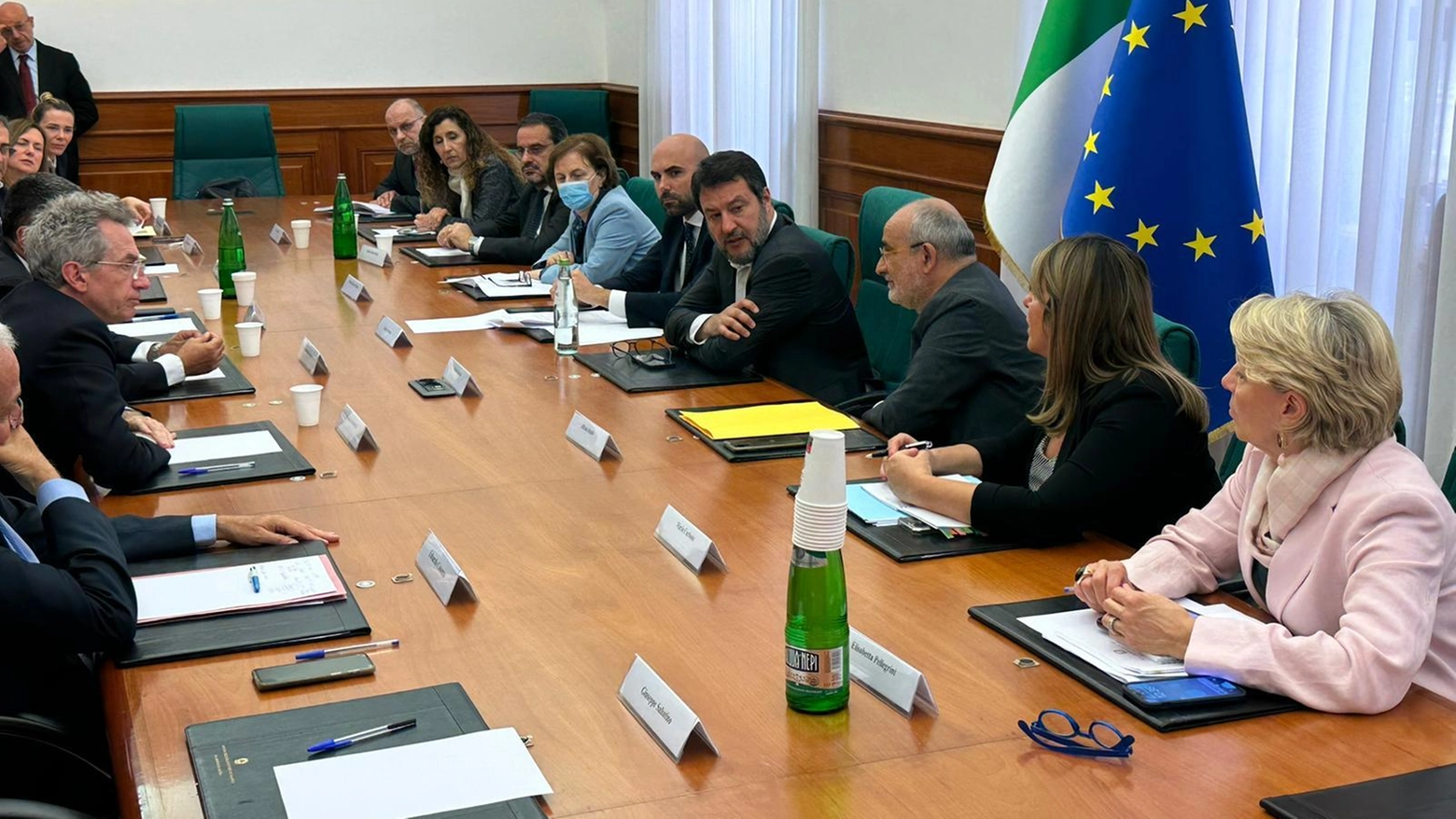 L'incontro di stamattina al Ministero tra Matteo Salvini e, seduto di fronte a lui, il sindaco di Napoli Gaetano Manfredi